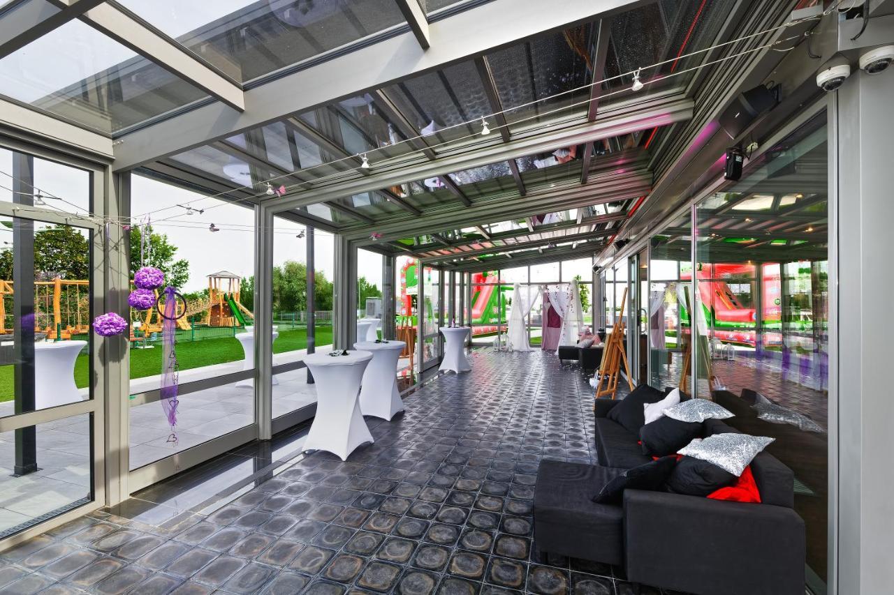 Aura Design & Garden Pool 3* Praga