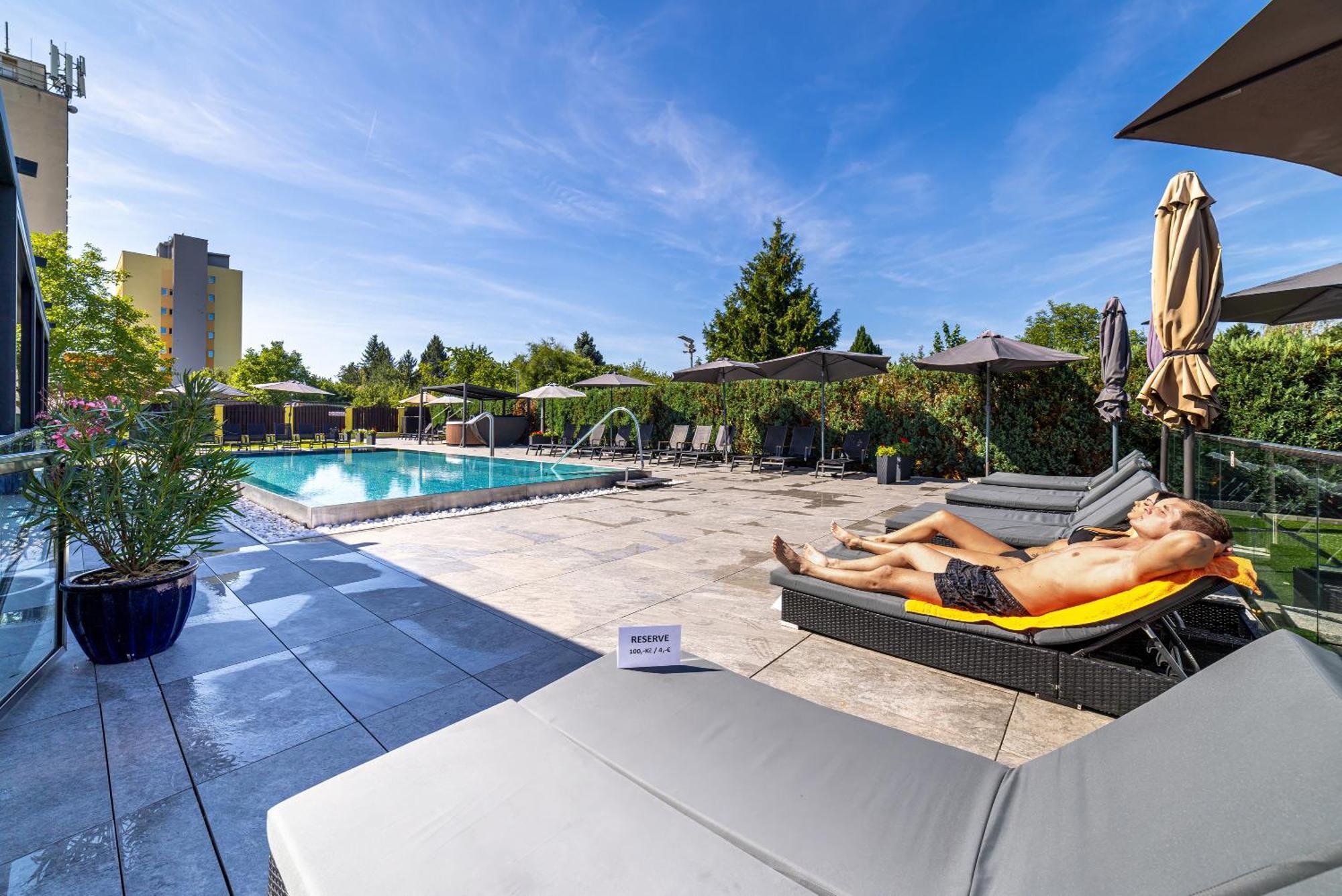 Hotel Aura Design & Garden Pool Praga