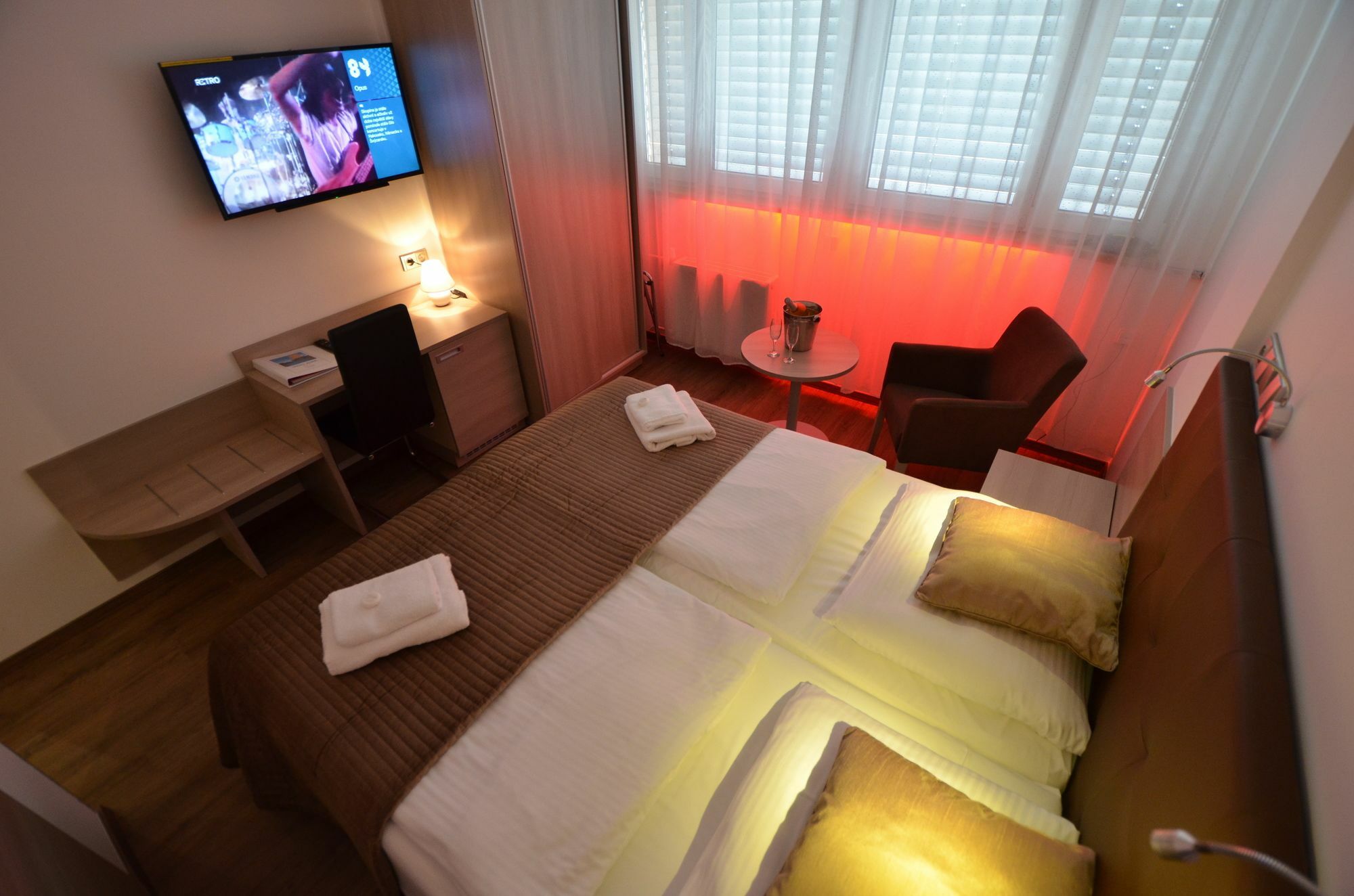 Aura Design & Garden Pool 3* Praga
